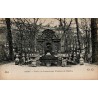 Carte postale ancienne de Paris montrant la Fontaine de Médicis dans le Jardin du Luxembourg avec une ambiance romantique.