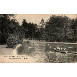 Carte postale ancienne de Paris montrant les bords du lac au Bois de Boulogne dans une ambiance paisible.