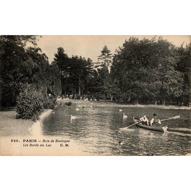 Carte postale ancienne de Paris montrant les bords du lac au Bois de Boulogne dans une ambiance paisible.