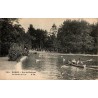 Carte postale ancienne de Paris montrant les bords du lac au Bois de Boulogne dans une ambiance paisible.
