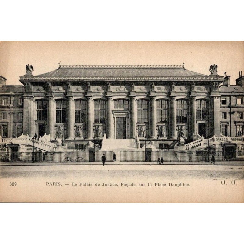 Carte postale ancienne de Paris montrant la façade du Palais de Justice sur la Place Dauphine dans une vue d’époque.