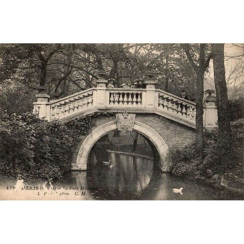 Carte postale ancienne de Paris 8e montrant le Pont Italien du Parc Monceau dans une ambiance de promenade vintage.