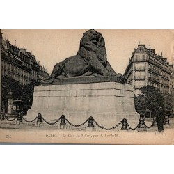 Carte postale ancienne de Paris représentant le Lion de Belfort sculpté par Bartholdi dans une vue monumentale d’époque.