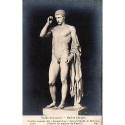 Carte postale ancienne du Musée du Louvre montrant une sculpture antique en marbre représentant l’orateur romain dit Germanicus.