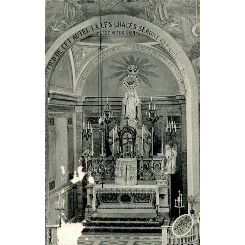Carte postale ancienne représentant la Chapelle de la Médaille Miraculeuse dans une ambiance religieuse et historique.