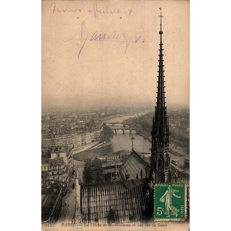 Carte postale ancienne de Paris montrant la flèche de Notre-Dame avec une vue sur la Seine dans une ambiance d’époque.