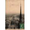 Carte postale ancienne de Paris montrant la flèche de Notre-Dame avec une vue sur la Seine dans une ambiance d’époque.