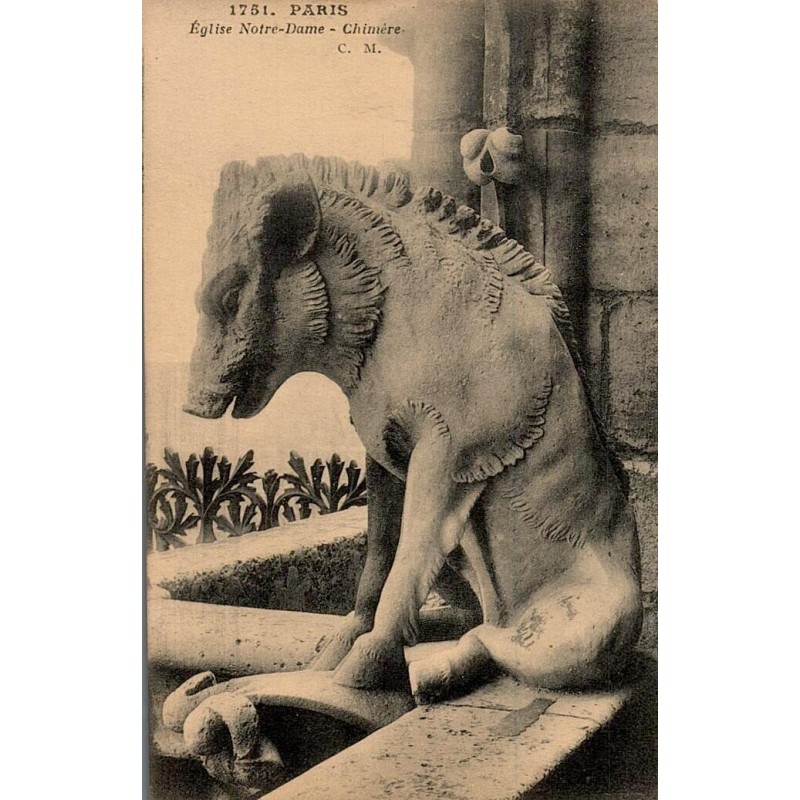 Carte postale ancienne de Paris représentant une chimère de Notre-Dame appelée “Sanglier” dans une vue gothique d’époque.