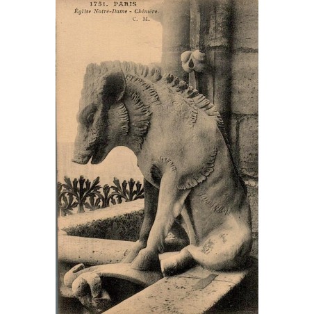 Carte postale ancienne de Paris représentant une chimère de Notre-Dame appelée “Sanglier” dans une vue gothique d’époque.