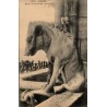 Carte postale ancienne de Paris représentant une chimère de Notre-Dame appelée “Sanglier” dans une vue gothique d’époque.
