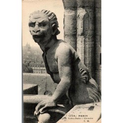 Carte postale ancienne de Paris montrant les chimères de Notre-Dame avec une vue sculpturale gothique et une ambiance d’époque.