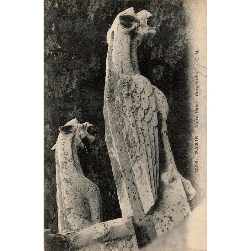 Carte postale ancienne de Paris représentant la chimère “Hybride Démon” de Notre-Dame dans une vue gothique d’époque.