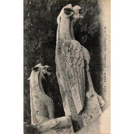 Carte postale ancienne de Paris représentant la chimère “Hybride Démon” de Notre-Dame dans une vue gothique d’époque.