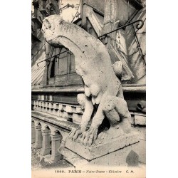 Carte postale ancienne de Paris montrant la chimère “Démon” de Notre-Dame dans une vue gothique sculptée d’époque.