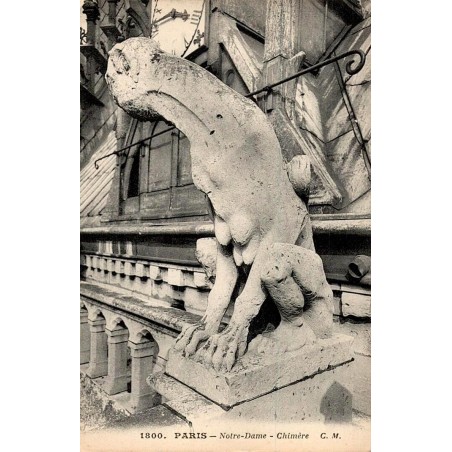 Carte postale ancienne de Paris montrant la chimère “Démon” de Notre-Dame dans une vue gothique sculptée d’époque.
