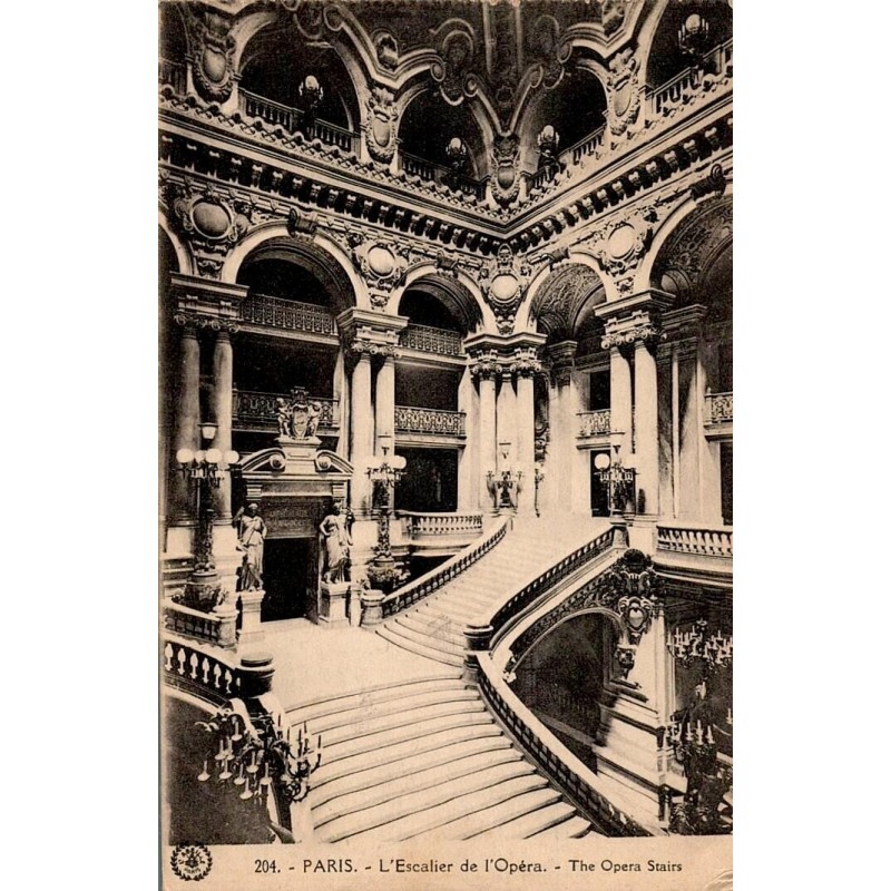 Carte postale ancienne de Paris montrant l’escalier monumental de l’Opéra dans une vue intérieure élégante d’époque.