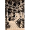 Carte postale ancienne de Paris montrant l’escalier monumental de l’Opéra dans une vue intérieure élégante d’époque.