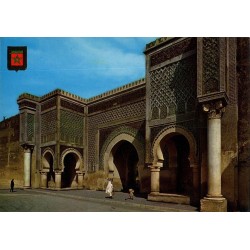 Carte postale ancienne de Meknès au Maroc représentant une vue urbaine historique durant la période du protectorat français