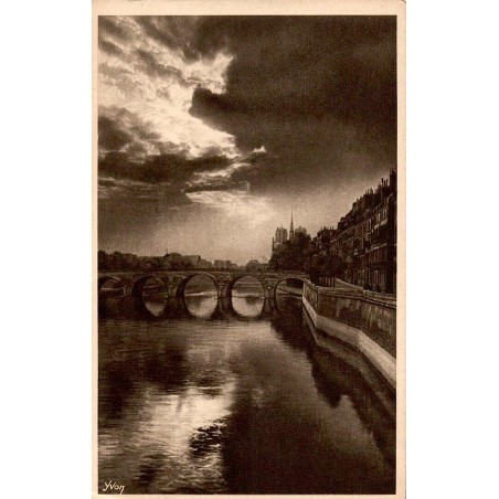 Carte postale ancienne de Paris montrant la Seine au Pont de la Tournelle avec une perspective paisible sur les quais.