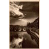 Carte postale ancienne de Paris montrant la Seine au Pont de la Tournelle avec une perspective paisible sur les quais.