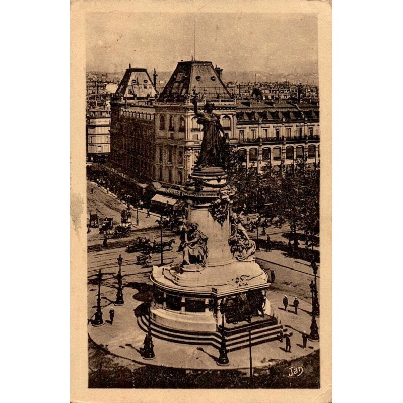 45 - PARIS - La Statue de la République et la Place