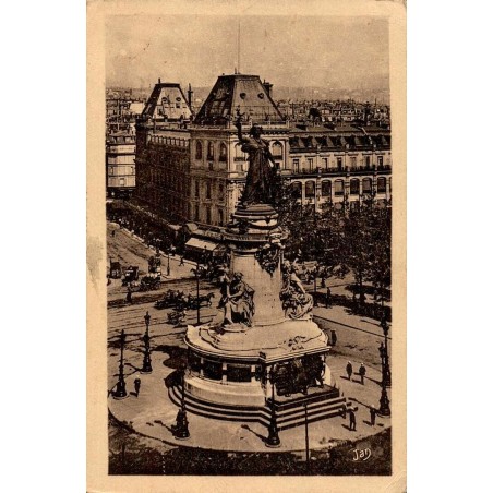 45 - PARIS - La Statue de la République et la Place