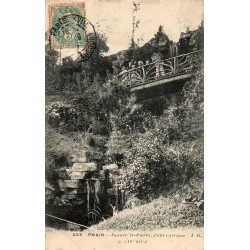 Carte postale ancienne de Paris montrant le pont rustique du Square Saint-Pierre à Montmartre