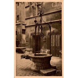 Carte postale ancienne de Paris en flânant montrant le vieux puits du XVe siècle au Musée de Cluny dans une ambiance médiévale.