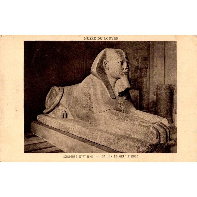 Carte postale ancienne du Musée du Louvre représentant un sphinx en granit rose dans la galerie égyptienne.
