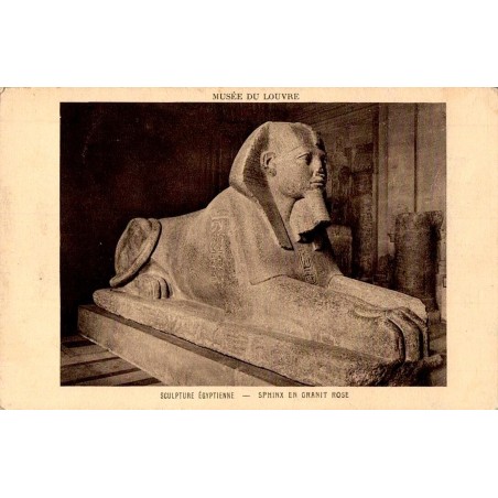 Carte postale ancienne du Musée du Louvre représentant un sphinx en granit rose dans la galerie égyptienne.