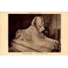 Carte postale ancienne du Musée du Louvre représentant un sphinx en granit rose dans la galerie égyptienne.
