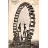Carte postale ancienne montrant la Grande Roue dans une ambiance d’attraction parisienne vintage.
