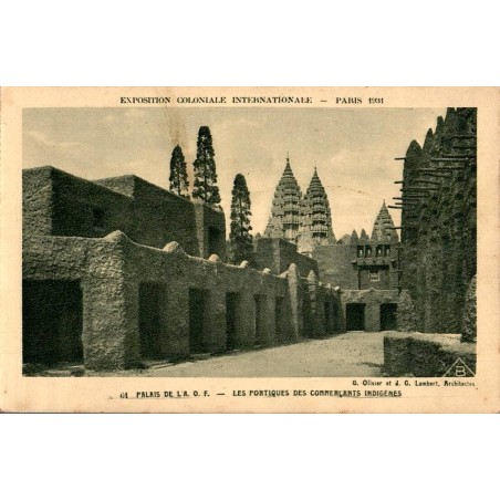 Carte postale ancienne Exposition Coloniale Paris 1931 montrant le Palais de la O.F. et les portiques des commerçants