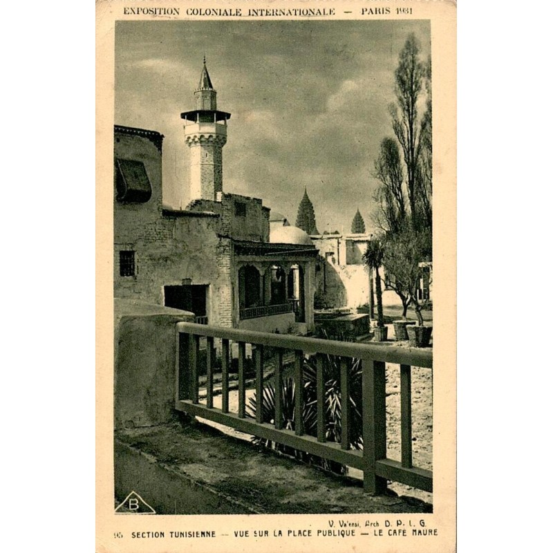 Carte postale ancienne Exposition Coloniale Paris 1931 montrant la Section Tunisienne et le café maure sur la place publique