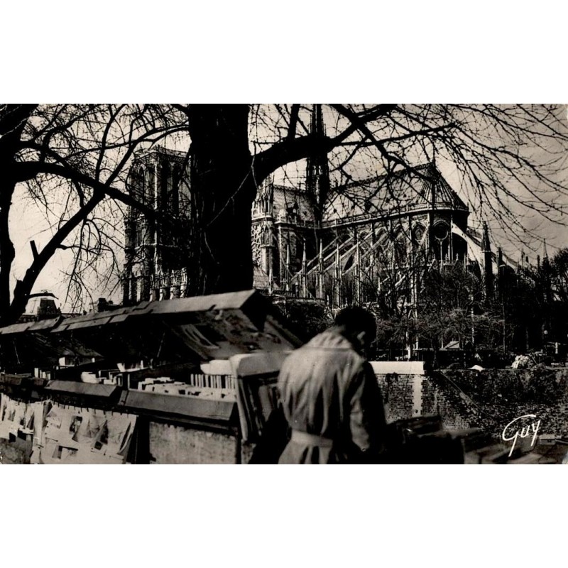Carte postale ancienne de Paris montrant un bouquiniste de la rive gauche avec Notre-Dame en arrière-plan