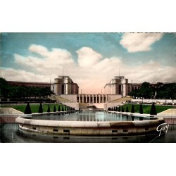 Carte postale ancienne de Paris montrant le Palais de Chaillot vu depuis les jardins