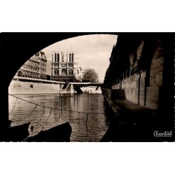 Carte postale ancienne de Paris montrant une promenade sous les ponts le long de la Seine