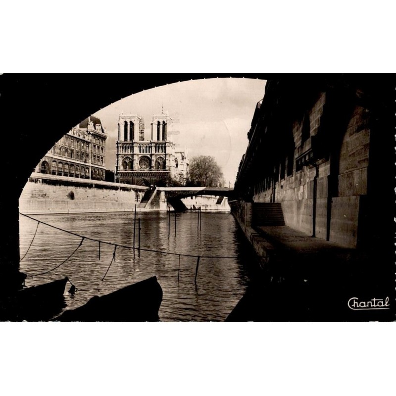 Carte postale ancienne de Paris montrant une promenade sous les ponts le long de la Seine