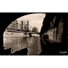 Carte postale ancienne de Paris montrant une promenade sous les ponts le long de la Seine