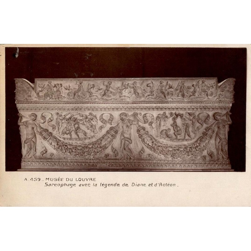 Carte postale ancienne du Musée du Louvre montrant un sarcophage avec la légende de Diane et d’Actéon

Title