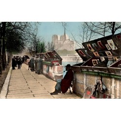 Carte postale ancienne de Paris montrant les bouquinistes du quai de la Tournelle le long de la Seine