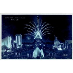 Carte postale ancienne Exposition Internationale Paris 1937 montrant une vue d’ensemble illuminée de nuit