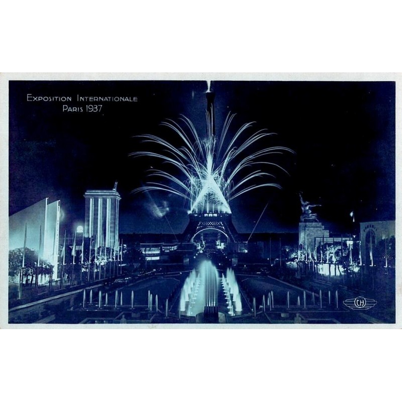Carte postale ancienne Exposition Internationale Paris 1937 montrant une vue d’ensemble illuminée de nuit