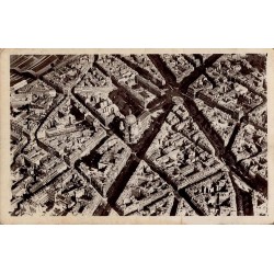 Carte postale ancienne de Paris en avion montrant l’église Saint-Augustin en vue aérienne