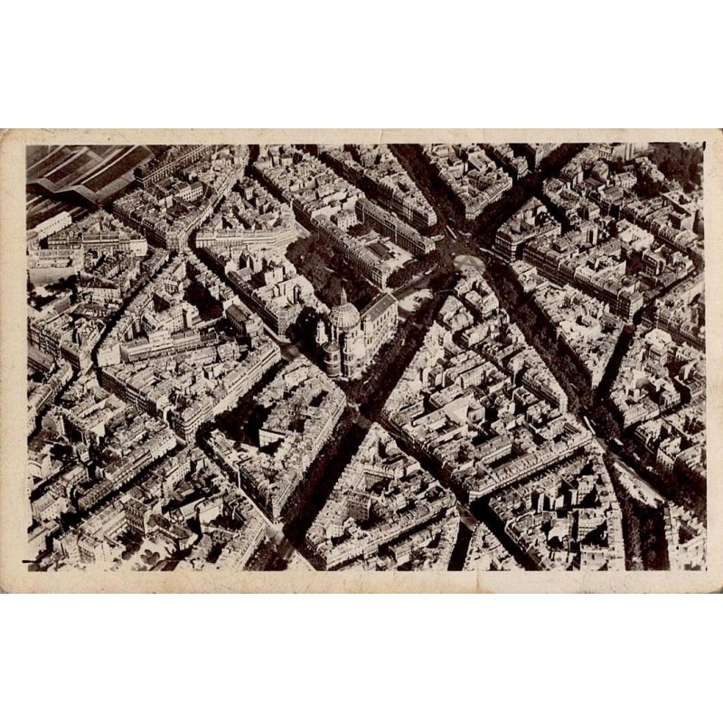 Carte postale ancienne de Paris en avion montrant l’église Saint-Augustin en vue aérienne