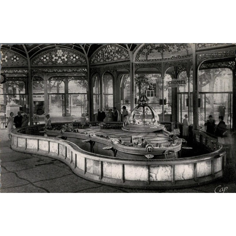 Carte postale ancienne – Vichy – Source Grande‑Grille, Hall des Sources (Allier)