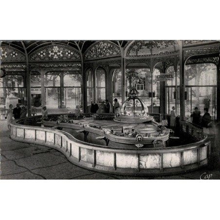 Carte postale ancienne – Vichy – Source Grande‑Grille, Hall des Sources (Allier)