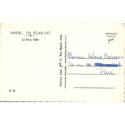 Carte postale ancienne Paris – En flânant, la Tour Eiffel