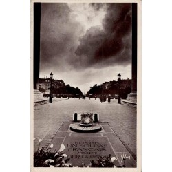 Carte postale ancienne de Paris montrant la tombe du Soldat inconnu sous l’Arc de Triomphe