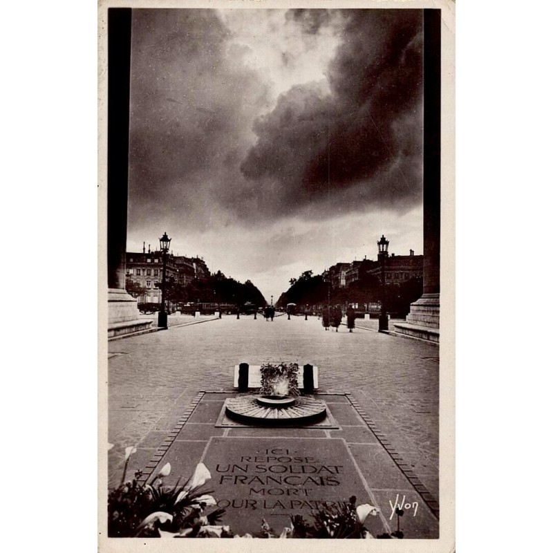 Carte postale ancienne de Paris montrant la tombe du Soldat inconnu sous l’Arc de Triomphe